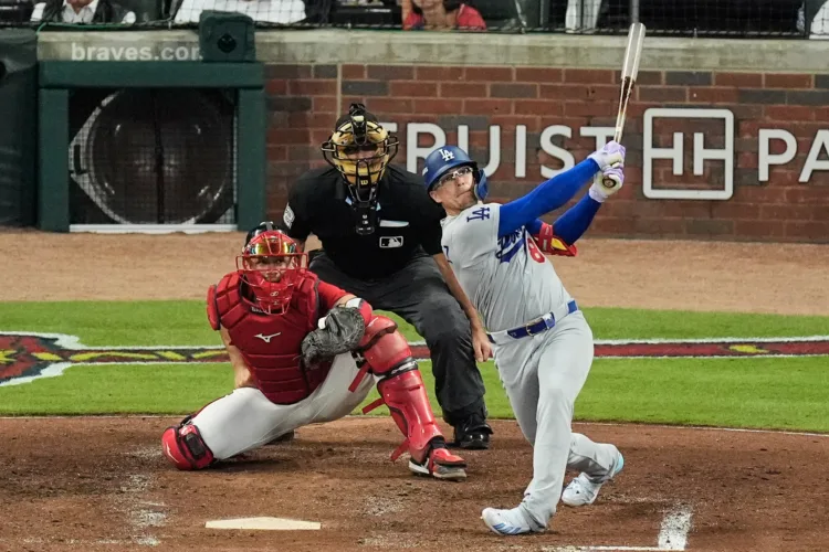 Kiké Hernández continues clutch postseason hitting for Dodgers with a 2-run homer off Chris Sale